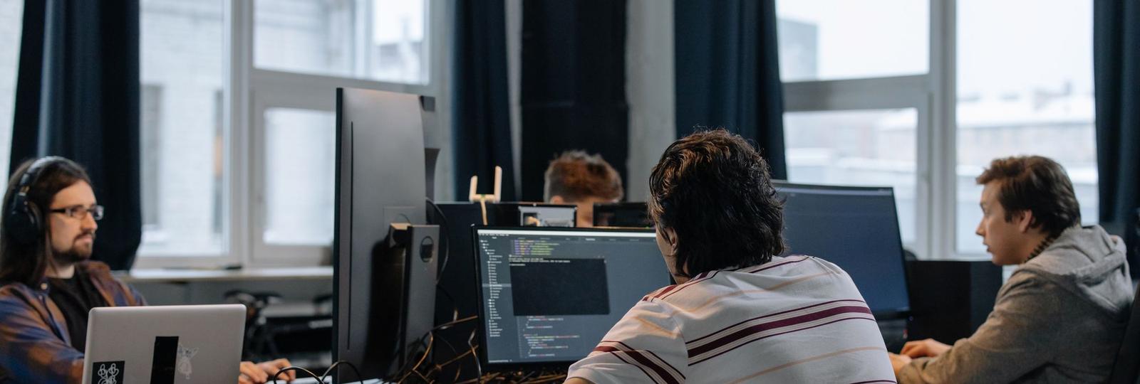 Développeurs travaillant sur la modernisation d'un système en équipe