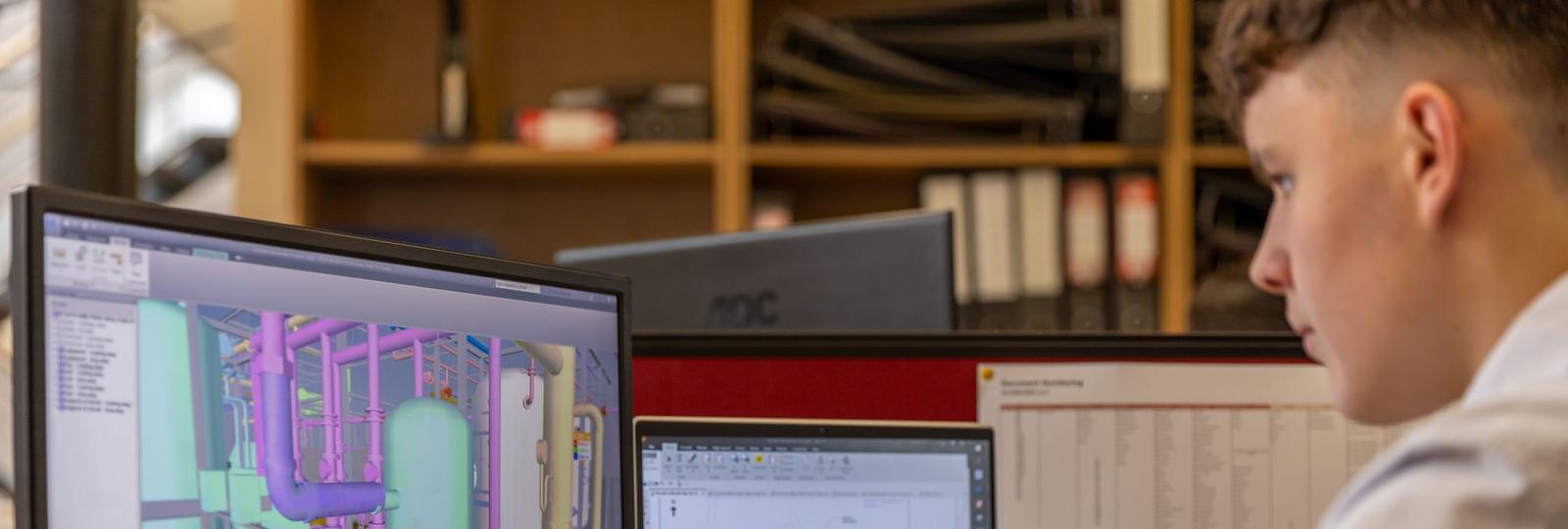 Ingénieur travaillant sur une maquette numérique 3D (CAO)