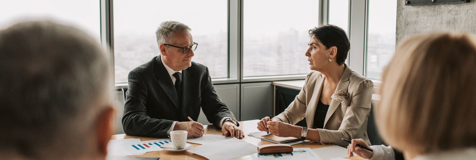 Réunion entre responsables projet autour de documents techniques