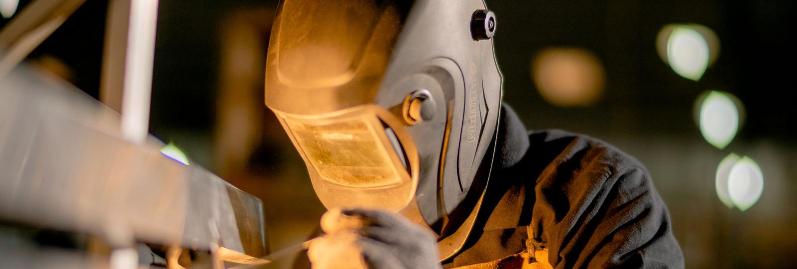Soudeur au travail sur une pièce industrielle